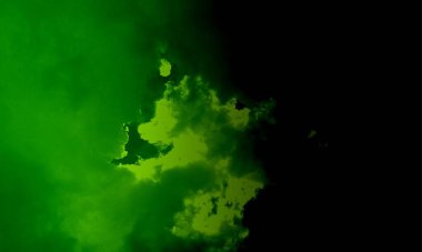 Gerçek yeşil duman, boş merkezle dışa doğru patlıyor. Ürkütücü Cadılar Bayramı arka planı için dramatik duman ya da sis etkisi. Karanlık ve aydınlık senfonilerde duman. Sıvı bir fantezi..