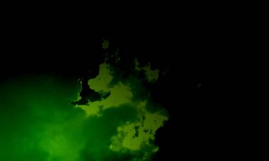 Gerçek yeşil duman, boş merkezle dışa doğru patlıyor. Ürkütücü Cadılar Bayramı arka planı için dramatik duman ya da sis etkisi. Karanlık ve aydınlık senfonilerde duman. Sıvı bir fantezi..