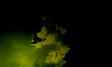 Gerçek sarı duman boş merkezle dışa doğru patlıyor. Ürkütücü Cadılar Bayramı arka planı için dramatik duman ya da sis etkisi. Karanlık ve aydınlık senfonilerde duman. Sıvı bir fantezi. Dumanlı bir atmosferle arka planı göster.