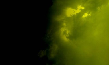 Siyah zemine karşı şeffaf dumanlı koku ve aromatik tütsü kokusu. Siyah arkaplanda soyut duman sisi. İzole edilmiş siste sisli doku. Gerçek duman dışarıya doğru patlıyor. Çimento zemininde..