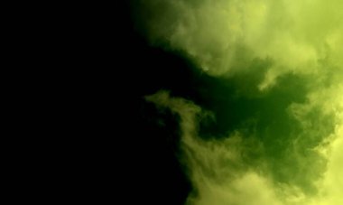 Siyah zemine karşı şeffaf dumanlı koku ve aromatik tütsü kokusu. Siyah arkaplanda soyut duman sisi. İzole edilmiş siste sisli doku. Gerçek duman dışarıya doğru patlıyor. Çimento zemininde..