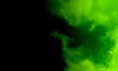 Siyah zemine karşı şeffaf dumanlı koku ve aromatik tütsü kokusu. Siyah arkaplanda soyut duman sisi. İzole edilmiş siste sisli doku. Gerçek duman dışarıya doğru patlıyor. Çimento zemininde..