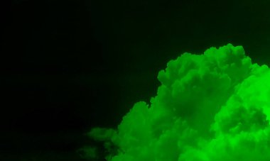 Şeffaf yeşil duman kokusu ve siyah arkaplan üzerinde aromatik tütsü kıvrımları. Siyah arkaplanda soyut duman sisi. İzole edilmiş siste sisli doku. Gerçek duman dışarıya doğru patlıyor. Çimento zemininde..