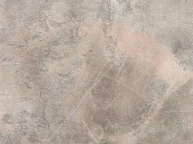 Kirli çatlamış beyaz duvar boyası soyuluyor. Ağır hasarlı eski duvar boyası soyuluyor. Boya parçaları kayıp. Yıpranmış grunge duvar dokusundan çimento sıyrılmış..