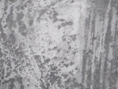 Kirli çatlamış beyaz duvar boyası soyuluyor. Ağır hasarlı eski duvar boyası soyuluyor. Boya parçaları kayıp. Yıpranmış grunge duvar dokusundan çimento sıyrılmış..