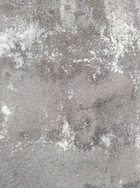Kirli çatlamış beyaz duvar boyası soyuluyor. Ağır hasarlı eski duvar boyası soyuluyor. Boya parçaları kayıp. Yıpranmış grunge duvar dokusundan çimento sıyrılmış..