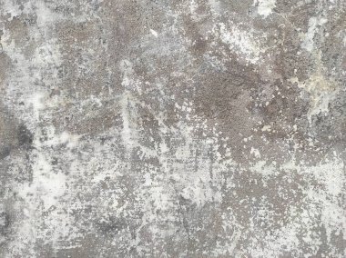 Kirli çatlamış beyaz duvar boyası soyuluyor. Ağır hasarlı eski duvar boyası soyuluyor. Boya parçaları kayıp. Yıpranmış grunge duvar dokusundan çimento sıyrılmış..