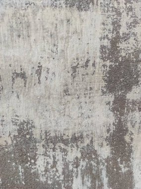 Kirli çatlamış beyaz duvar boyası soyuluyor. Ağır hasarlı eski duvar boyası soyuluyor. Boya parçaları kayıp. Yıpranmış grunge duvar dokusundan çimento sıyrılmış..