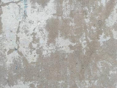 Grunge duvarı betonu ortaya çıkardı. Eski beyaz beton duvar, arka planda çok küçük çatlaklar, arka planda eski gri beton duvar dokusu. Çatlak, pürüzsüz beyaz duvar dokusu. Kirli, beyaz duvar boyası soyulmuş.. 