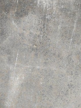 Grunge duvarı betonu ortaya çıkardı. Eski beyaz beton duvar, arka planda çok küçük çatlaklar, arka planda eski gri beton duvar dokusu. Çatlak, pürüzsüz beyaz duvar dokusu. Kirli, beyaz duvar boyası soyulmuş.. 