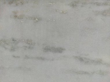 Grunge duvarı betonu ortaya çıkardı. Eski beyaz beton duvar, arka planda çok küçük çatlaklar, arka planda eski gri beton duvar dokusu. Çatlak, pürüzsüz beyaz duvar dokusu. Kirli, beyaz duvar boyası soyulmuş.. 