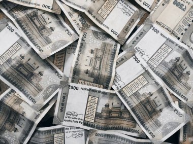 Yeni 500 rupiyi kapat Hint para birimlerinin arkaplanı. Hint para birimi rupi notaları farklı değerlerde..