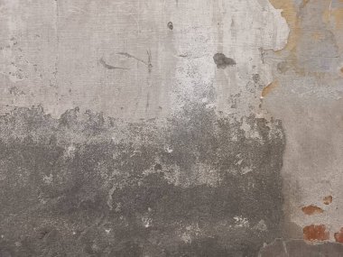 Boya parçaları kayıp. Çimento soyulmuş, yıpranmış grunge duvar dokusu. Gıcırdayan duvar. Grunge duvarı somutlaştırılmış. Eski, beyaz beton duvar..