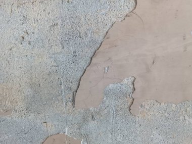 Boya parçaları kayıp. Çimento soyulmuş, yıpranmış grunge duvar dokusu. Gıcırdayan duvar. Grunge duvarı somutlaştırılmış. Eski, beyaz beton duvar..