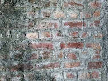 Kırmızı tuğla duvar. Eski koyu kahverengi ve kırmızı tuğlalı duvar panoramik arka plan. Eski kırmızı tuğla arka plan, geniş duvar manzarası. Kırmızı tuğla duvar dokusu grunge arkaplanı. Grunge Duvarı dokusu soyuluyor..