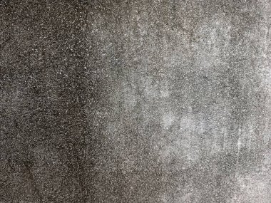 Kirli çatlamış beyaz duvar boyası dökülüyor. Kötü hasar görmüş eski duvar boyası soyuluyor. Boya parçaları kayıp. Çimento soyulmuş grunge duvar dokusundan sıyrılmış..