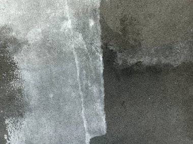 Kirli çatlamış beyaz duvar boyası dökülüyor. Kötü hasar görmüş eski duvar boyası soyuluyor. Boya parçaları kayıp. Çimento soyulmuş grunge duvar dokusundan sıyrılmış..