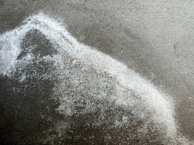 Kirli çatlamış beyaz duvar boyası dökülüyor. Kötü hasar görmüş eski duvar boyası soyuluyor. Boya parçaları kayıp. Çimento soyulmuş grunge duvar dokusundan sıyrılmış..