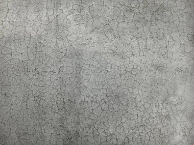 Kirli çatlamış beyaz duvar boyası dökülüyor. Kötü hasar görmüş eski duvar boyası soyuluyor. Boya parçaları kayıp. Çimento soyulmuş grunge duvar dokusundan sıyrılmış..