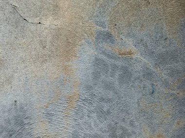 Kirli çatlamış beyaz duvar boyası dökülüyor. Kötü hasar görmüş eski duvar boyası soyuluyor. Boya parçaları kayıp. Çimento soyulmuş grunge duvar dokusundan sıyrılmış..