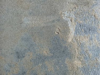 Kirli çatlamış beyaz duvar boyası dökülüyor. Kötü hasar görmüş eski duvar boyası soyuluyor. Boya parçaları kayıp. Çimento soyulmuş grunge duvar dokusundan sıyrılmış..