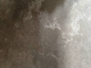 Siyah ve beyaz titreşimli tamamlanmamış duvar. Eski beton duvarın dokusu. Açık gri renkli çimento desenli beton duvar. Gri pastel, sert, çatallı beton, beton, alçıdan duvar, düz, soluk arkaplan boyalı..