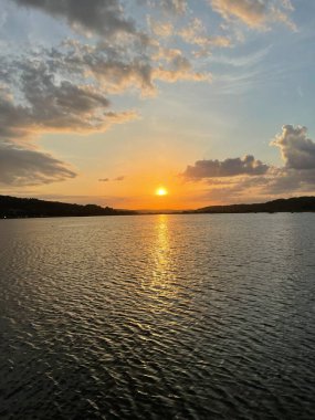 Gün batımının parlak fotoğrafı. Parlak turuncu gökyüzü.