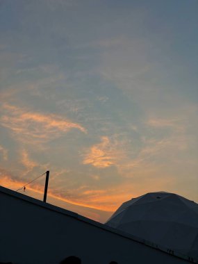 Gün batımının parlak fotoğrafı. Parlak turuncu gökyüzü.