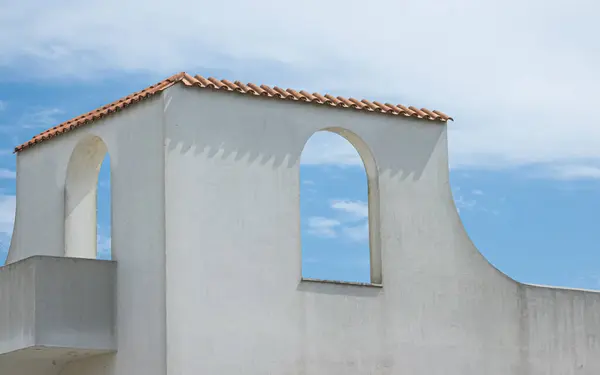 Şehirdeki bir binanın çatısında.