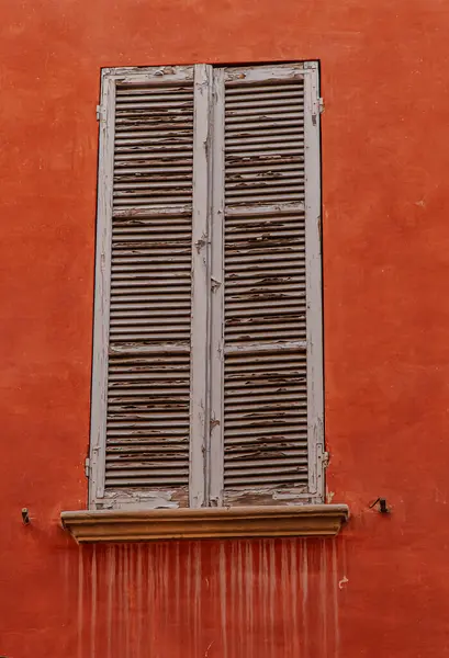 Venedik, İtalya 'da kırmızı duvarlı bir pencere.