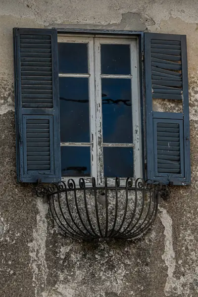 boş eski bir ahşap pencerenin dikey görüntüsü.