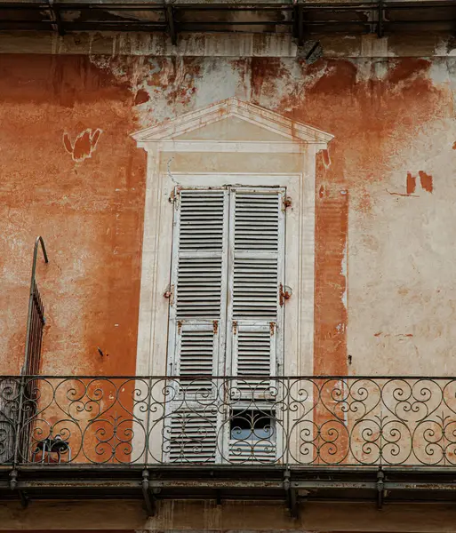 Venedik, İtalya 'daki eski bir cephenin dikey çekimi.