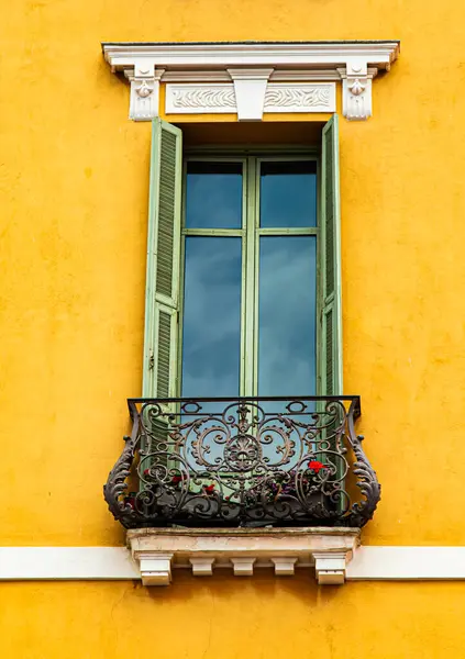 İtalya 'da bir binadaki eski pencere