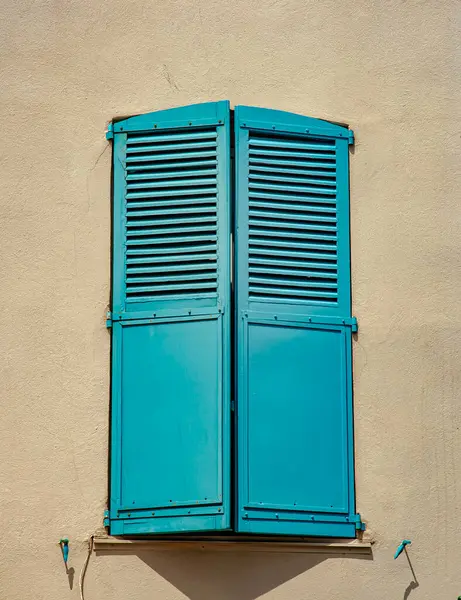 Yeşil duvardaki mavi pencere