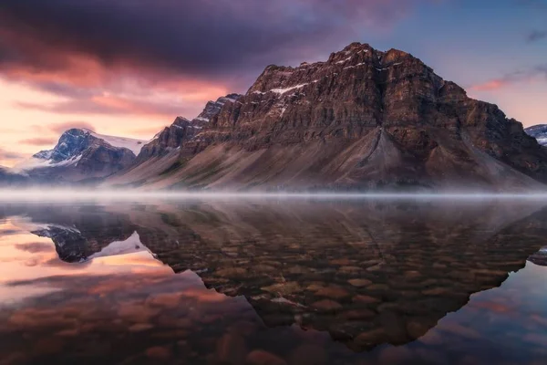 Ζεστό Ηλιοβασίλεμα Αντανακλάσεις Μια Λίμνη Βουνό Banff — Φωτογραφία Αρχείου