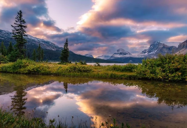 Kleurrijke Bewolkte Zonsopgang Reflecties Bij Bow Lake — Stockfoto