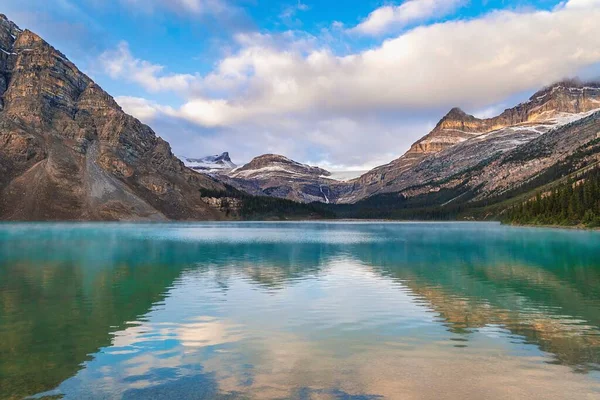 Reflexiones Montaña Día Brillante Bow Lake — Foto de Stock