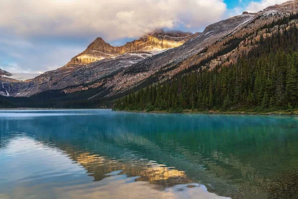 Reflexiones Panorámicas Montaña Bow Lake — Foto de Stock