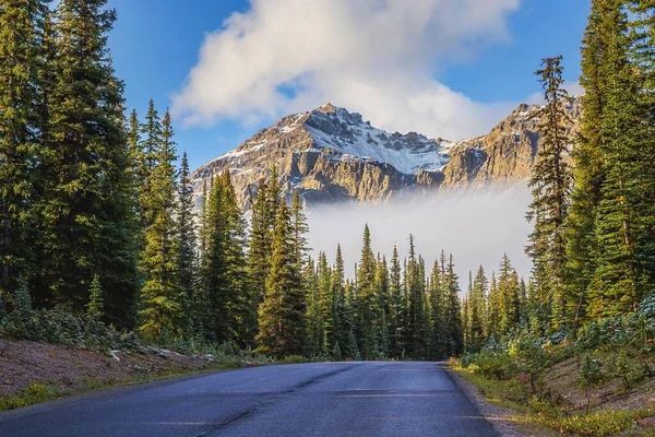 Estrada Para Montanhas Dia Céu Azul Nublado — Fotografia de Stock