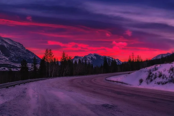 キャンモアの山岳道路上の日の出 — ストック写真