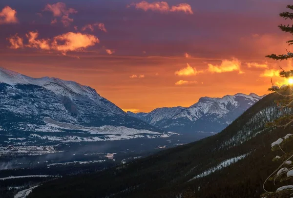 Canmore Dağlarında Sıcak Gün Doğumu — Stok fotoğraf