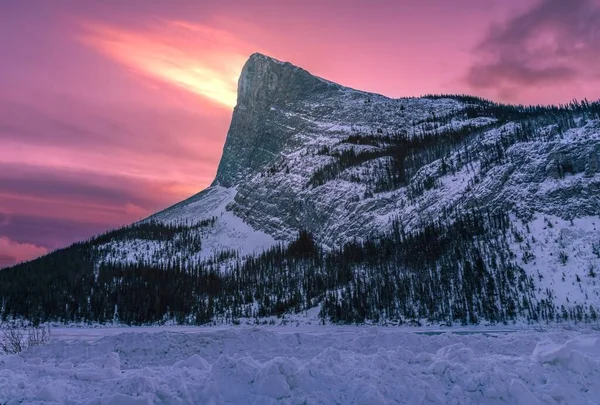 Karlı Dağların Üzerinde Canlı Gün Doğumu — Stok fotoğraf