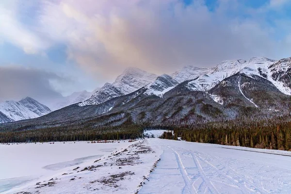 Snowy Road Naar Canmore Mountains — Stockfoto