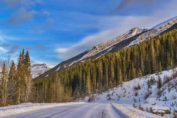 Droga Przez Góry Zimowe — Zdjęcie stockowe