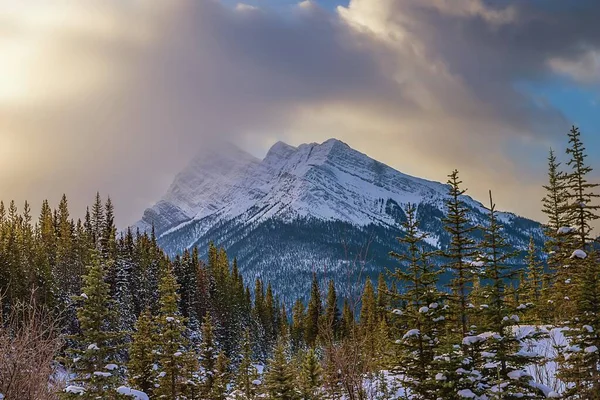 Moody Winter Sunrise Canmore Mountains — Stock fotografie