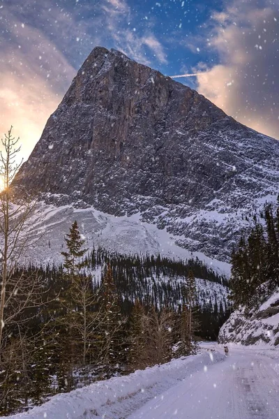 Inverno Sunrise Mountain Strade Canmore — Foto Stock