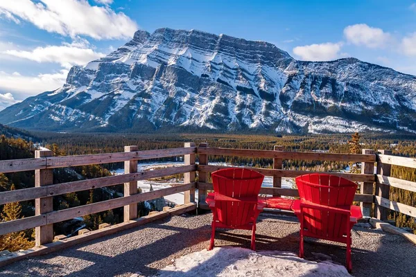 Cadeiras Adirondack Com Vista Para Montanhas Banff — Fotografia de Stock