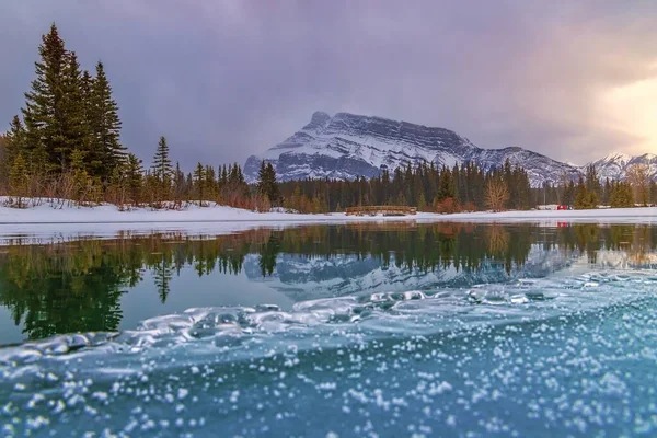 Banff Hegység Cascade Tónál Napkeltekor — Stock Fotó