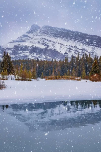 バンフの冬の山の反射 — ストック写真