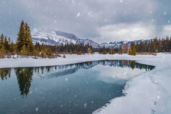 Snowy Mountain Reflections Banff — Stock fotografie
